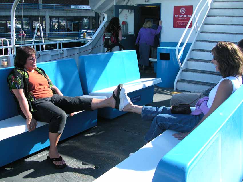 SF Boat Ride Kat & Robin.JPG, 80 kB