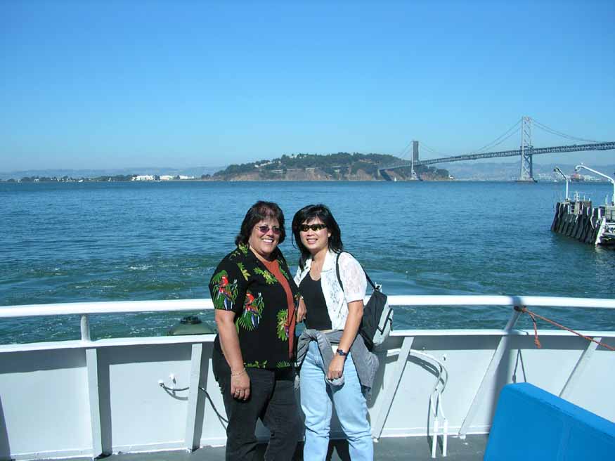 SF Boat Ride Thuy & Kat.JPG, 67 kB