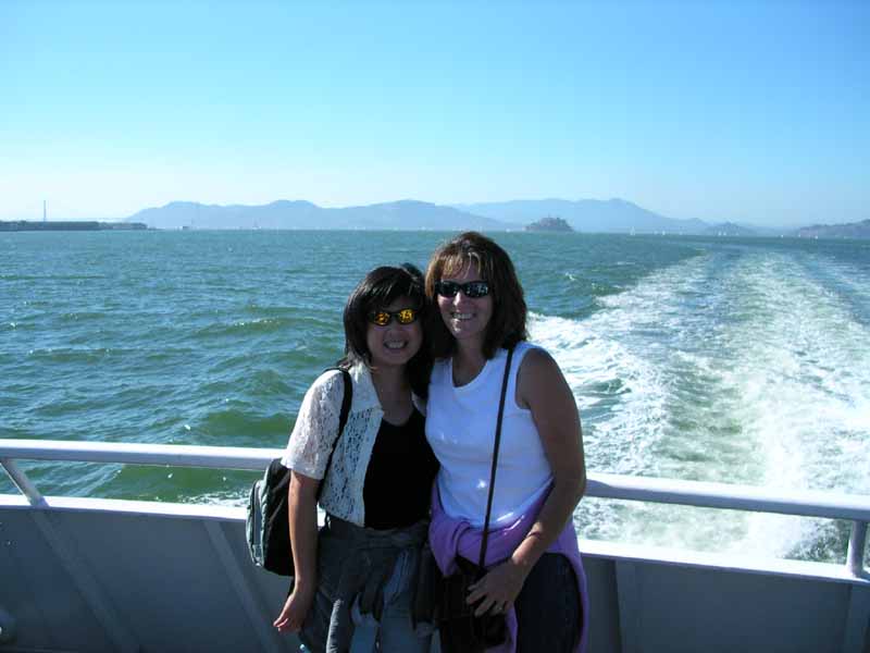 SF Boat Ride Thuy & Robin2.JPG, 52 kB