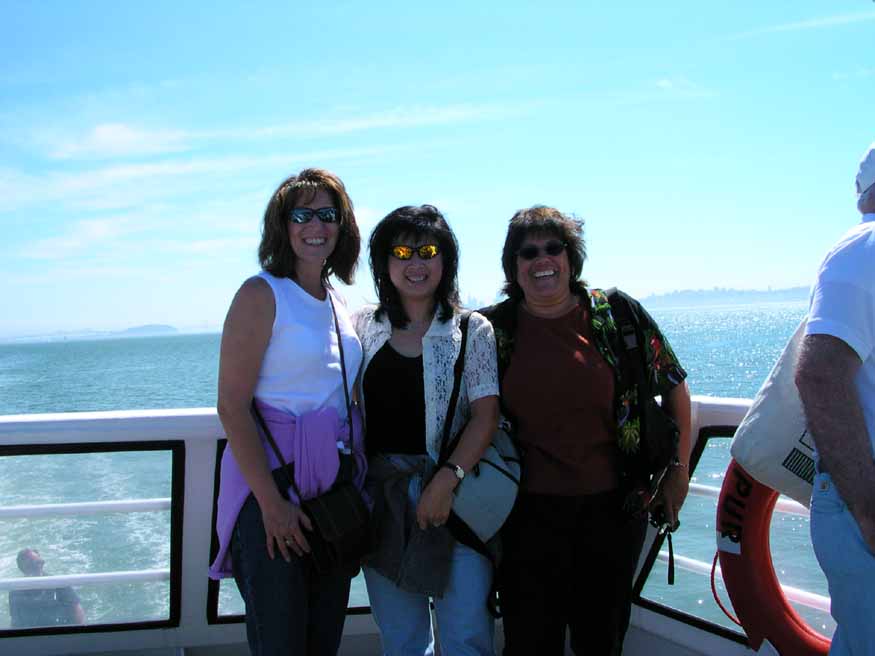 Sausalito Boat Ride Robin, Thuy & Kat1.JPG, 55 kB